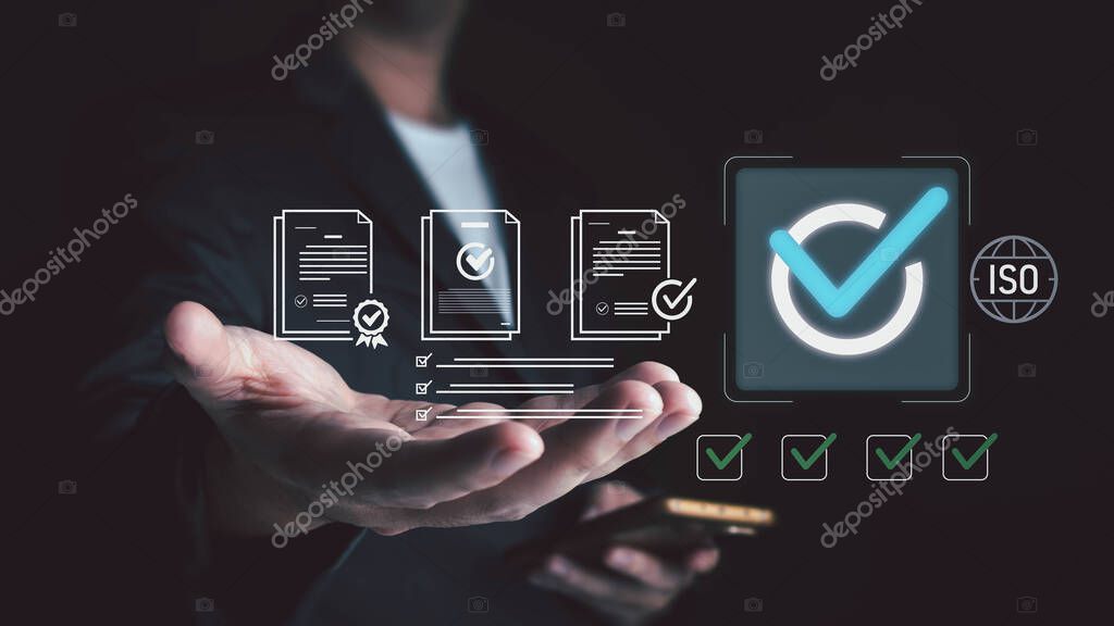 Team arbeitet an Compliance-Dokumenten